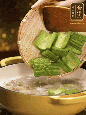 倒入熱水，和泡開的綠豆（連水）和火腿片，大火燒開燉一個(gè)小時(shí)