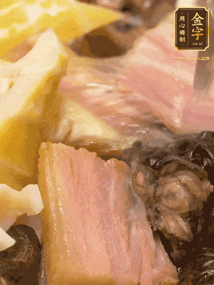 倒入滾燙的熱水，燉煮20分鐘，湯濃汁白