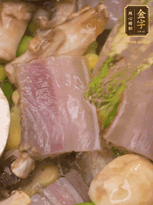 開蓋，放入河蝦繼續(xù)燜煮5分鐘