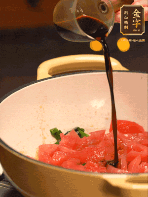 調(diào)味：1勺蠔油、1勺生抽、2轉(zhuǎn)胡椒粉和2勺番茄醬倒入400ml開水，燒至湯汁濃厚