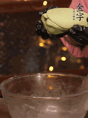 水里放點(diǎn)鹽，燒開后放艾草，一勺小蘇打，撈出浸入涼水，打成艾草泥