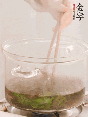 香椿焯水，變色后撈出，切成小段