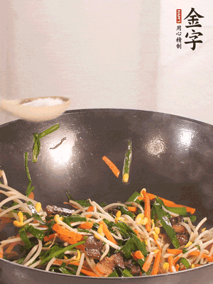 炒合菜：金字醬油肉、綠豆芽、韭菜
