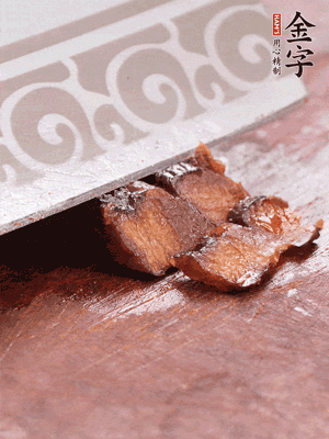 金字醬油肉水煮15分鐘，切薄片