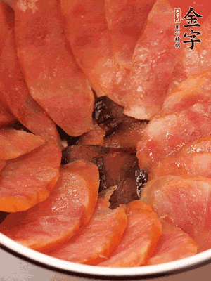 深碗涂抹豬油，頂端鋪枸杞，間隔鋪上香腸、醬油肉片