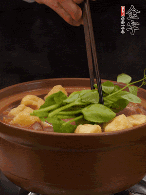 加筒骨煲的經(jīng)典配菜：金字土香腸、油豆腐、千張蓋上蓋子燜一會兒，耐心等候10分鐘。