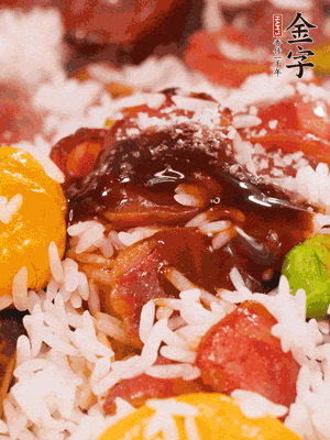 調(diào)醬汁，把蠔油：生抽：老抽：香油按1:2:1:0.5的比例。