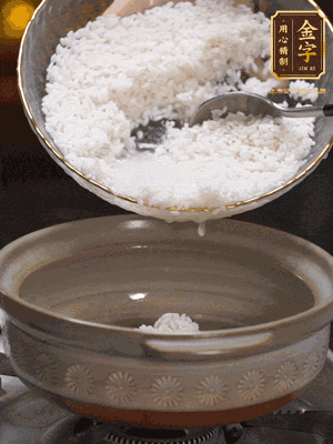 鍋底刷油，倒入米飯，水沒過即可，中小火燜10分鐘，戳幾個(gè)洞