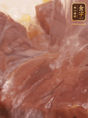 加熱水，2大勺料酒煮20分鐘，再下節(jié)瓜塊煮10分鐘即可