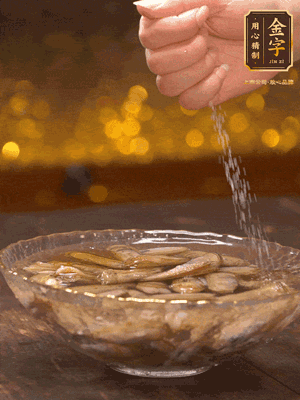 鮮活蟶子反復(fù)沖洗干凈，水中加鹽、芝麻香油浸泡30分鐘吐沙