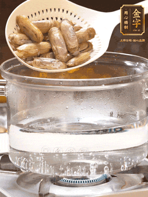 煮一鍋沸水，下蟶子汆燙30秒，撈出浸入冰水，取出蟶子肉