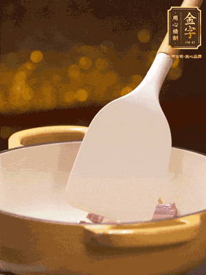 油溫7成熱，下蒜末、咸肉略微煸炒，再下絲瓜