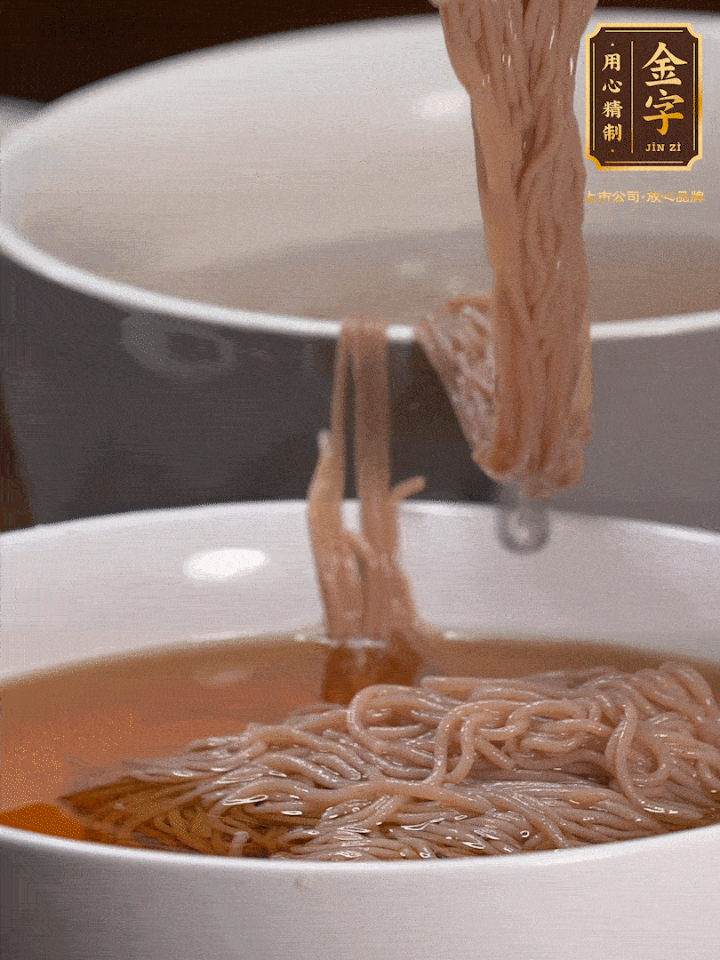 蘋果醋，一點鹽、糖、醬油，兌入涼白開水調(diào)成簡易冷面湯，放水箱冷藏