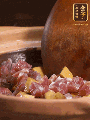 熱油下蒜片，倒入香腸丁、牛肝菌丁翻炒出香味