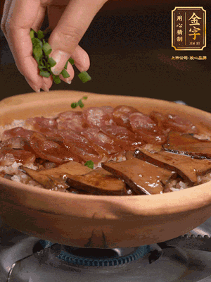 最后鋪上牛肝菌，爭分奪秒地倒上醬汁，撒點(diǎn)小蔥花