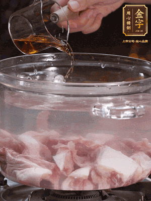 老鴨切塊，鍋里水煮開，鴨肉加姜片、料酒焯水