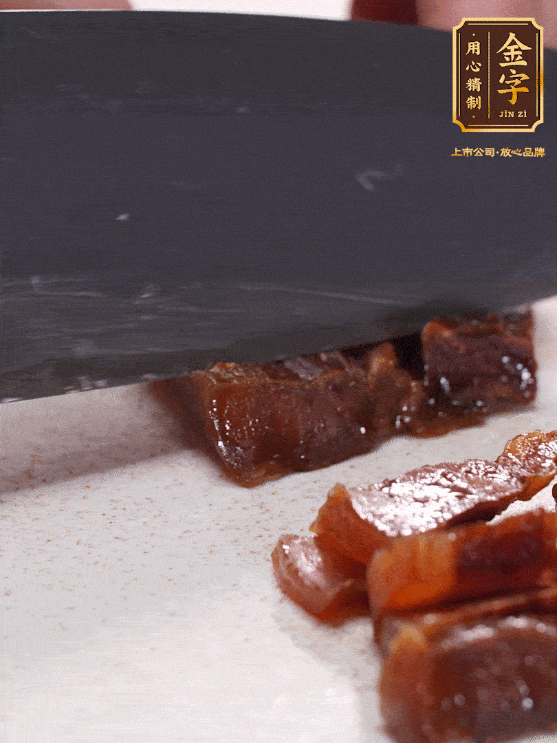 金字臘肉水煮10分鐘，切片