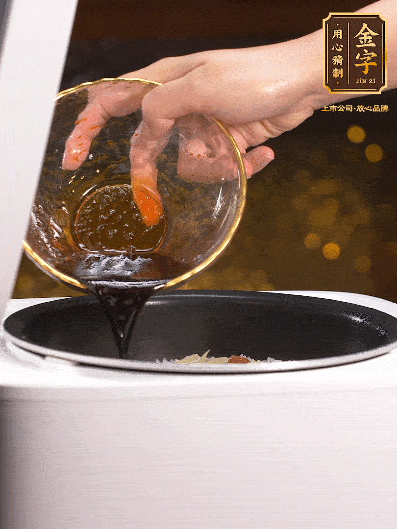 煮好后，淋上醬汁：2勺生抽、1勺老抽、1勺蠔油、半勺白糖、半勺香油、1勺水