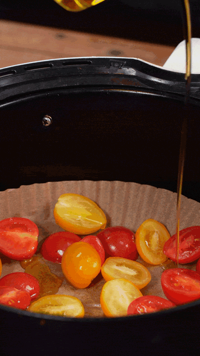 小番茄撒鹽胡椒，空氣炸鍋烤10分鐘至表面變皺