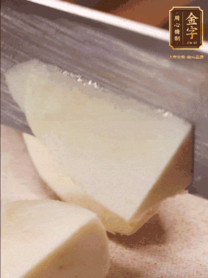 茭白去殼，底部一層老皮刨掉，切成滾刀塊