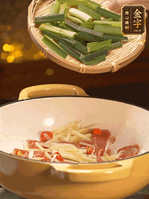接著放蒜葉，來一點鹽，一點醬油調(diào)味翻勻
