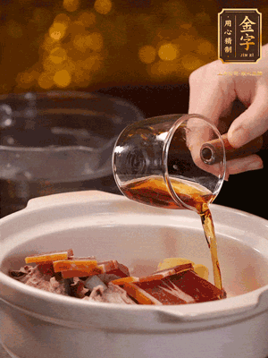 羊排、火腿、姜片一起入砂鍋，大火煮到沸騰