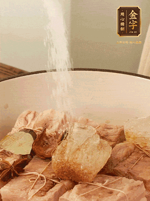 加水沒過，大火煮開轉(zhuǎn)小火慢燉2小時，煮到收汁