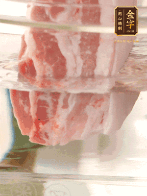 大塊豬五花冷水下鍋，蔥、姜、花雕酒焯水