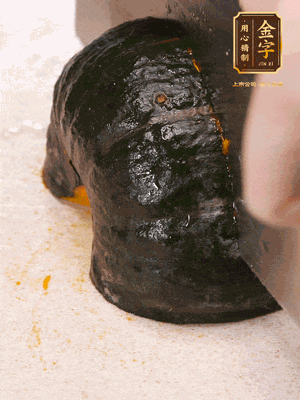 貝貝南瓜去皮，切成小塊。姜切絲