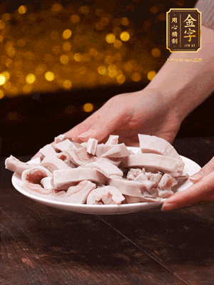 豬肚冷水下鍋，姜蔥料酒去腥，水開煮5分鐘，撈出，切小塊。