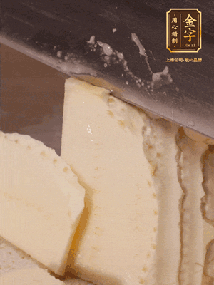 冬筍去殼切片，水開(kāi)后煮2分鐘焯水
