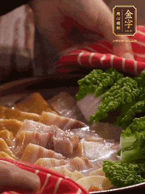 開(kāi)蓋后，最后放菜葉點(diǎn)綴
