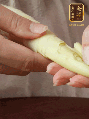 春筍沿著外皮豎著淺劃一刀，剝下外殼，切掉尾部的老根，切滾刀塊。（這個時候的春筍最為鮮嫩脆爽，不需要焯水去除澀味）