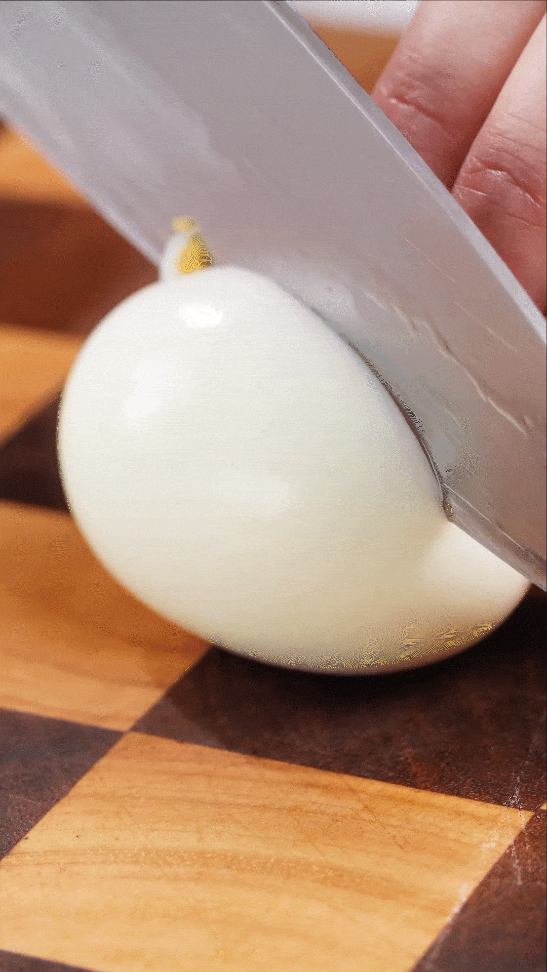 雞蛋煮熟，改刀備用