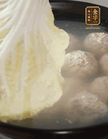 等獅子頭浮起來時(shí)再加白菜蓋。小火慢燉2小時(shí)