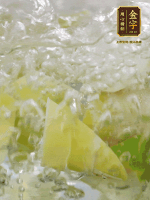 春筍沿著外皮豎著淺劃一刀，剝下外殼，切掉尾部的老根，切滾刀塊。簡(jiǎn)單焯水去澀味。