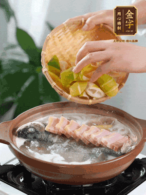 倒開水燉煮后轉(zhuǎn)移入砂鍋，淋料酒去腥、加少許鹽調(diào)味，再依次加咸肉、春筍燉煮15分鐘。