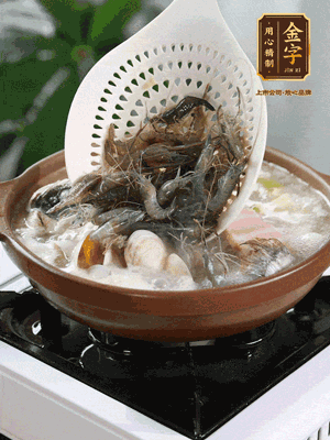 最后加一把蛤蜊、一把河蝦燜2分鐘，放一點(diǎn)白胡椒粉調(diào)味，撒上蔥花點(diǎn)綴！