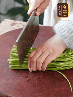 正嫩的藜蒿，掐頭去除根部，切小段