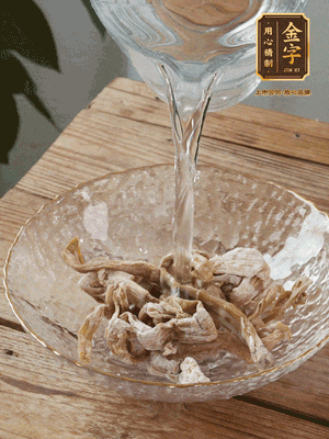 筍干提前泡發(fā)1晚切段，冬瓜去皮切塊。