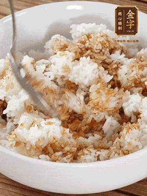 隔夜米飯加入生抽、芝麻油攪拌均勻