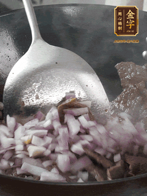 橄欖油熱鍋，牛肉丁炒至焦香狀態(tài)，下洋蔥丁翻炒出香味