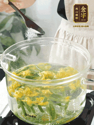 水開后，加鹽、黃瓜花焯水30秒