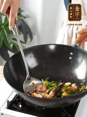 煸香蒜末，下香腸翻炒均勻，再依次下雞縱菌、黃瓜花