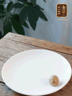 做水油皮、油酥 將油皮材料放入料盆中，加100ml水?dāng)嚢璩裳┗ㄆ瑺?。在案板上反?fù)揉搓成有一定筋度的光潔面團(tuán)，搓成14個(gè)團(tuán)子。
