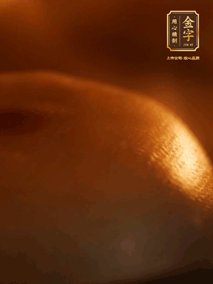 烤箱預(yù)熱至170℃，月餅放在中下層，烤18分鐘左右