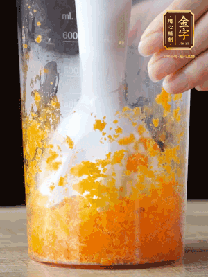 加玉米油、水怡、水揉搓成細(xì)膩的面團(tuán)。松弛半小時(shí)后，分成37g一個(gè)