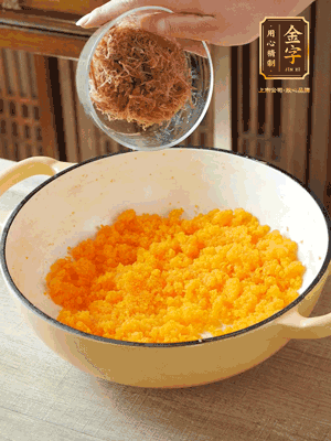 加火腿絲拌均，分成37g一個(gè)餡料，冷凍30分鐘