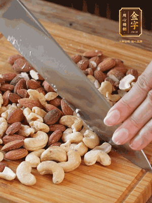 熟堅(jiān)果切成大顆粒，加入杏仁片、白芝麻、火腿絲、熟糯米粉、玫瑰花醬、花生油、水怡攪拌均勻，捏成52g一個(gè)的小球