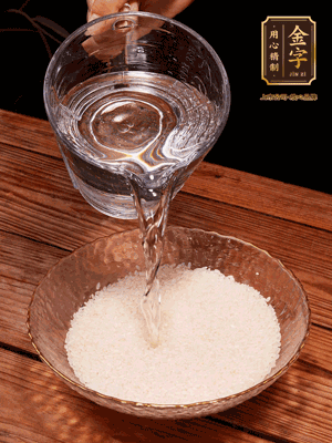 大米提前浸泡30分鐘。干香菇泡發(fā)切成條；蝦米提前浸泡2小時